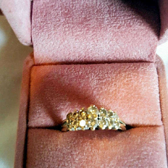 14k Diamond Ring with 14 Diamonds - Picture 5 of 8